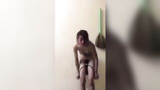 Đánh ghen bà vợ bắt nhân tình nhỏ của chồng cởi truồng nói chuyện