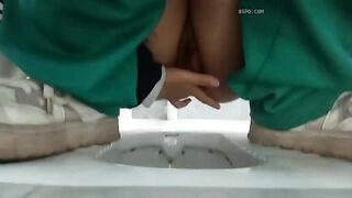 HS LOVE 10 , NÉN VÀO WC THỦ DÂM