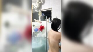Cô gái Singapore selfie trong phòng tắm và rò rỉ hậu chia tay