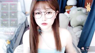 em sinh viên livestream khỏa thân kiếm tiền đóng học phí