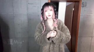 Em ladyboy thủ dâm trong nvs công cộng bị phát hiện