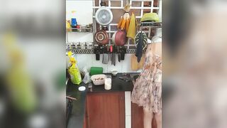 Nhét toy vào lồn trong lúc nấu ăn vú đẹp lồn múp  rung sướng tê lồn 2