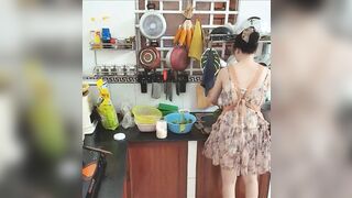 Nhét toy vào lồn trong lúc nấu ăn vú đẹp lồn múp  rung sướng tê lồn 3