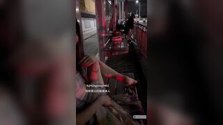 Bất ngờ khi gặp phải dâm nữ nứng lồn nữa đêm ra đường ngồi trên ghế chờ xe buýt móc