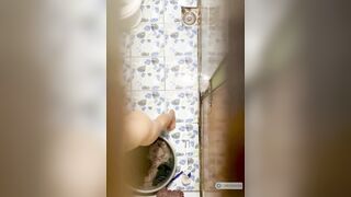 Quay lén nhỏ em họ kính cận hàng non cởi đồ đi tắm