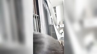 Em teen dâm xinh đẹp trắng múp kéo rèm show hàng bên cạnh cửa sổ