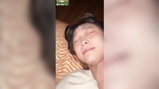 Em học xinh ngây thơ bảo ngủ nằm ôm nhau em cũng tin