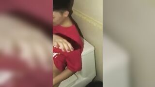 Nứng quá mấy đứa rủ nhau vào WC chơi tập thể