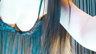 Gái việt nhét đuôi vào lỗ đít khoe hàng trên live