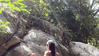 em teen đi tắm bên bờ suối bị địt tung lồn