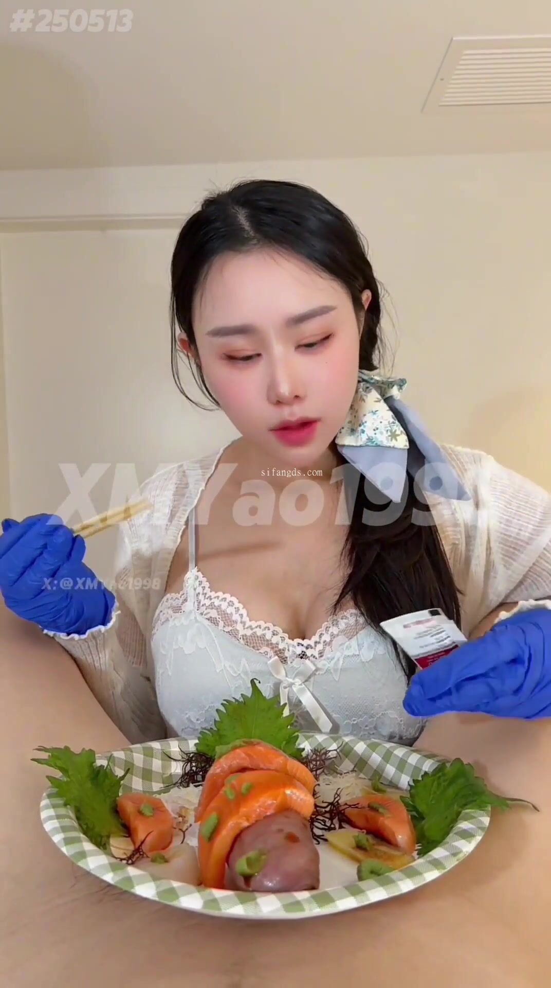 em gái ăn Sashimi kèm tinh trùng bạn trai
