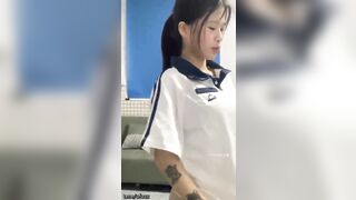 Gái Trung Quốc lột đồ khoe hàng