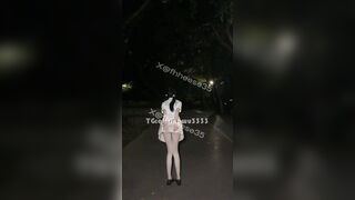 Bé sinh viên thua kèo phải thả rông phô dâm ngoài đường