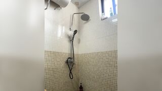 Gái xinh vào nhà vê sinh thủ dâm móc lồn phụt nước như mưa dâm đãng