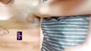 Chị dâu đang tập yoga thì bị em chồng đè địt