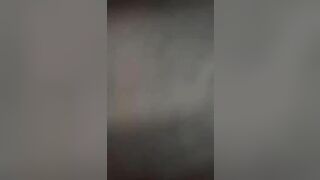 Nhờ có khe lỗ nhỏ qua cửa sổ mà quay lén được th b dẫn bồ về nhà cưỡi