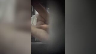 Nhờ có khe lỗ nhỏ qua cửa sổ mà quay lén được th b dẫn bồ về nhà cưỡi