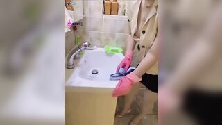 E nhân viên giúp việc dâm đãng vú bự đg dọn dẹp mà lại thèm cặc cậu chủ nhà cu to