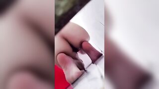Quay lén nhỏ em họ bím nhiều lông đi tắm qua khe nhỏ cánh cửa