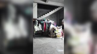 Dâm nữ đi mua đồ mà thích nude nên thay đồ public trước quán luôn
