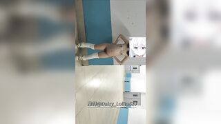 Rau non dâm đãng cởi đồ show hàng public trg trường tí thì bị các bạn bắt gặp