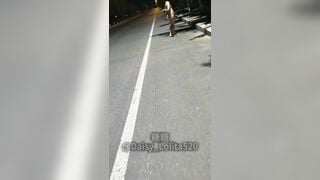 Dâm nữ dâm đãng khỏa thân đi dạo trên đường bị bt bao người nhìn mà k bt ngại à