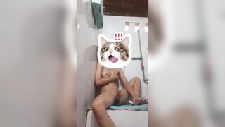 Em gái 16 tuổi vú bự ở nhà nứng lồn vào nhà vệ sinh thủ dâm với vòi sịt sướng tê lồn