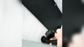 Cặp đôi học snh làm tình trong wc trung tâm thương mại