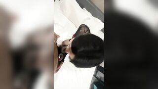bé mẫu ảnh hoa khôi xinh xắn nhìn em ăn xúc xích ngon lành