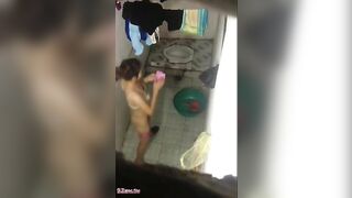 Lén rình em gái hàng xóm cạnh phòng trọ tắm truồng (Hack cam, quay lén)