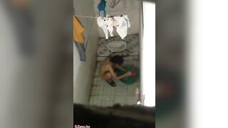 Lén rình em gái hàng xóm cạnh phòng trọ tắm truồng (Hack cam, quay lén)
