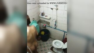Em họ vú bự tắm 3