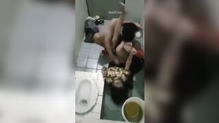 Đi Hát Uống Say Bị Dắt Vào Wc Hiếp Mất Đời Gái