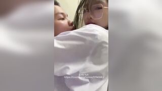 Đang giờ học lén rủ con bạn vào vệ sinh làm nháy