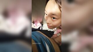 HS LÔI NHAU VÀO WC TRƯỜNG , RỒI CHÓI TAY BẮT, BÚ CU
