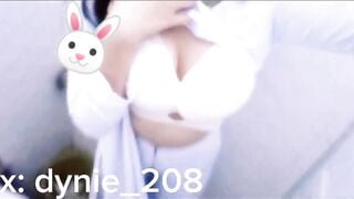 Dynie 2008 mặc áo vào show hàng trong nvs nữ