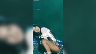 Lisa lườm bói trên sân khấu #1