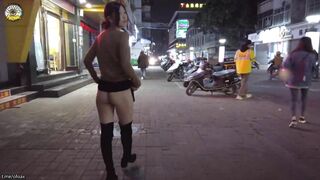 Dâm nữ chân dài k mặc đồ lót thích show hàng public đi dạo trên đường cho mn xem bím