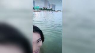 gái xinh ra biển thì cởi hết đồ ra lộ cái vú siêu to múp