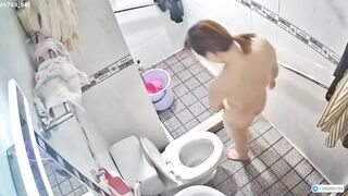 Quay lén c dâu đi đái,rửa lồn xog k mặc áo vú mà mặc mỗi lớp áo ngoài nhô đầu ti p3
