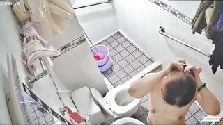 Tiếp tục seri quay lén chị dâu,rửa lồn xg chị kéo rèm vào tắm chẳng xem đc gì p4