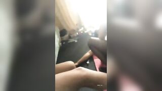Thằng cháu sang nhà dì chơi được cả bạn thân của dì cưỡi ngựa
