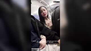 Vợ chồng này bạo vl, vợ sục cu chồng trên xe bus luôn