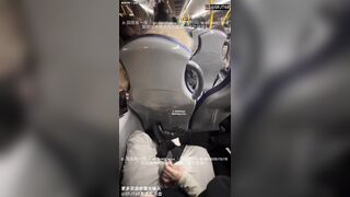 Vợ chồng này bạo vl, vợ sục cu chồng trên xe bus luôn