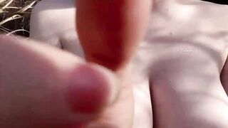 con đĩ vú to cởi đồ đứng sau trường vừa nứng vừa sợ bị phát hiện