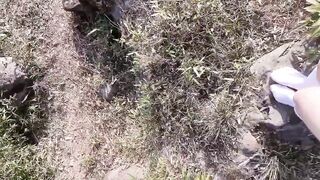 con đĩ vú to cởi đồ đứng sau trường vừa nứng vừa sợ bị phát hiện
