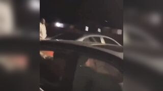 Les cắt kéo trên xe ô tô quên đóng cửa kính