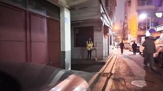 quay lén về các em gái mại dâm trong một con hẻm