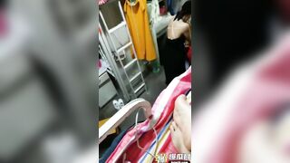 quay lén bạn cùng phòng thay đồ trong phòng ký túc xá