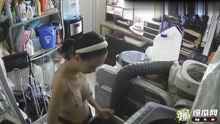 đặt cam quay lén cuộc sống riêng tư của những nữ nhân viên văn phòng